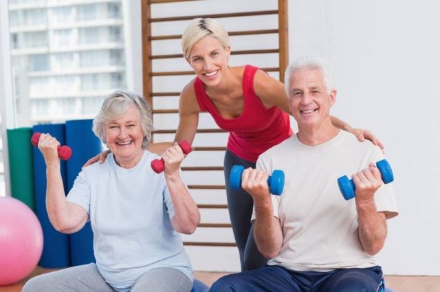 Mujer peruana disfrutando de bienestar y salud al aire libre